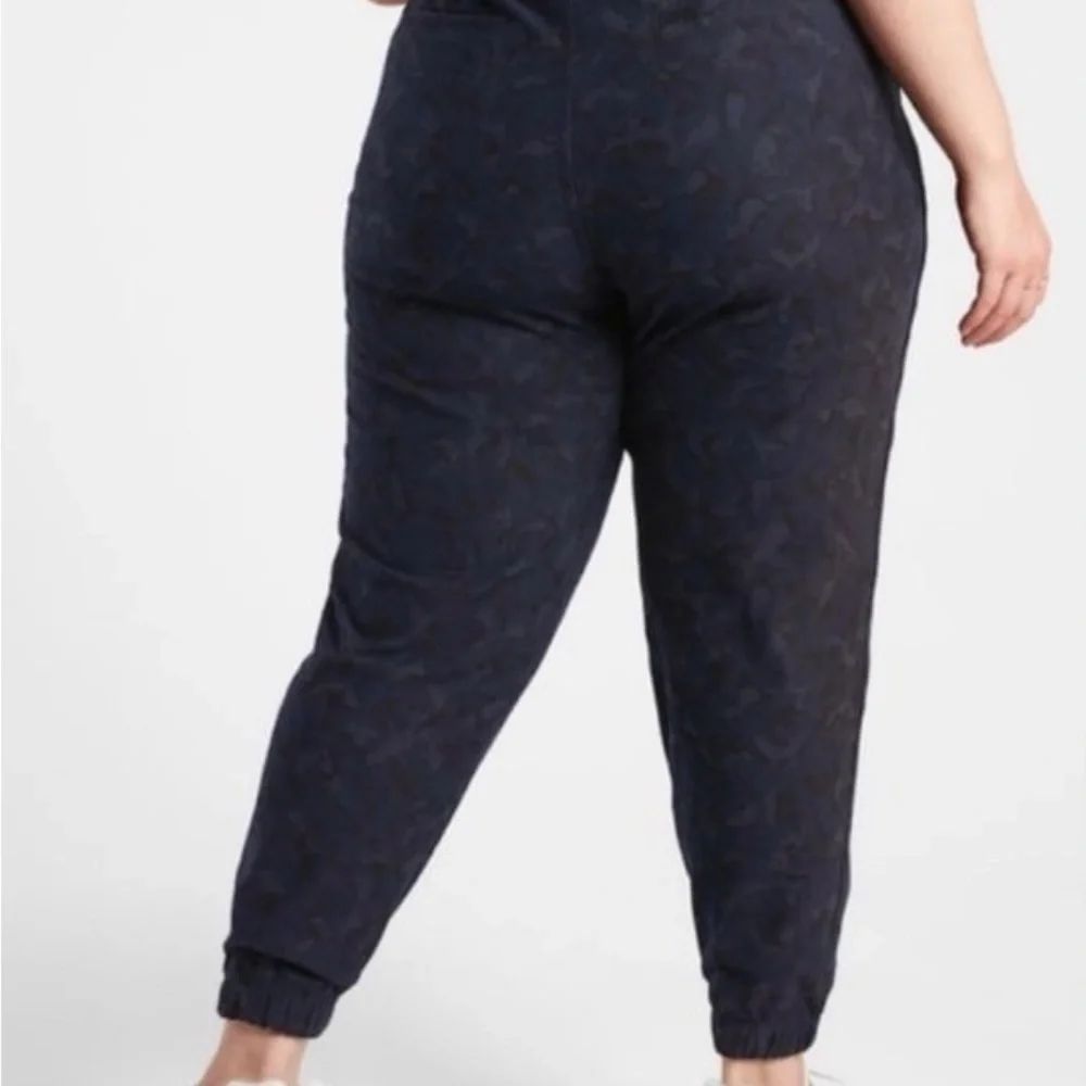 Athleta Printed Farallon Jogger Pants Camo Print Size 26 - NWT